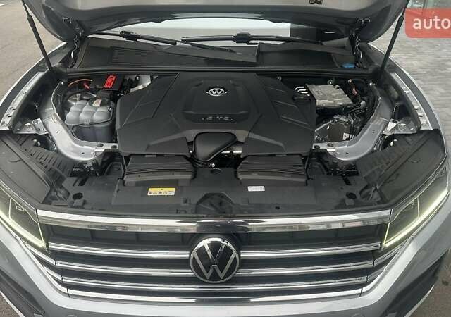 Сірий Фольксваген Туарег, об'ємом двигуна 3 л та пробігом 88 тис. км за 39726 $, фото 18 на Automoto.ua