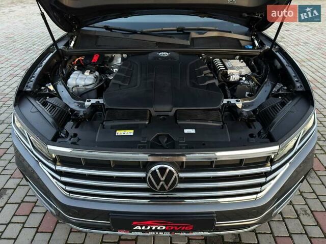 Серый Фольксваген Туарег, объемом двигателя 3 л и пробегом 135 тыс. км за 52999 $, фото 101 на Automoto.ua
