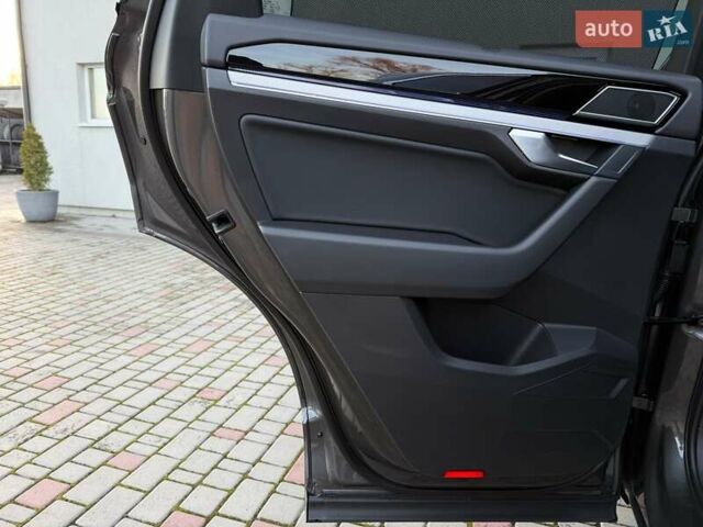 Серый Фольксваген Туарег, объемом двигателя 3 л и пробегом 135 тыс. км за 52999 $, фото 52 на Automoto.ua