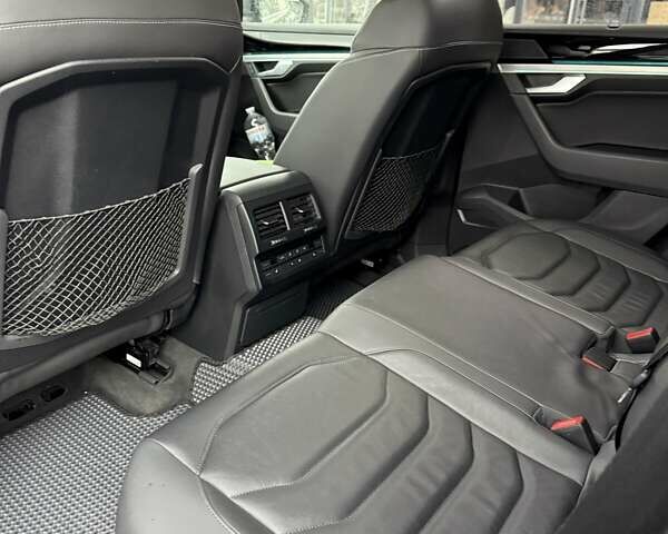 Серый Фольксваген Туарег, объемом двигателя 3.96 л и пробегом 185 тыс. км за 50100 $, фото 7 на Automoto.ua