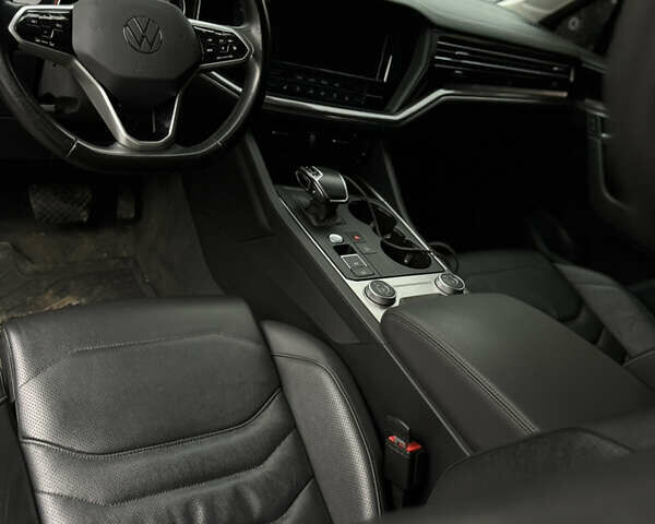 Серый Фольксваген Туарег, объемом двигателя 2.97 л и пробегом 147 тыс. км за 42999 $, фото 22 на Automoto.ua