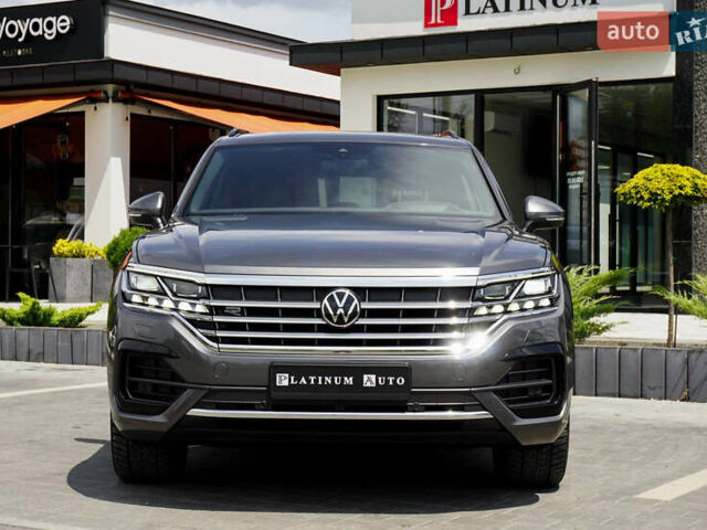 Серый Фольксваген Туарег, объемом двигателя 3 л и пробегом 160 тыс. км за 51500 $, фото 1 на Automoto.ua