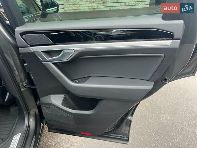 Серый Фольксваген Туарег, объемом двигателя 2.97 л и пробегом 120 тыс. км за 52500 $, фото 30 на Automoto.ua