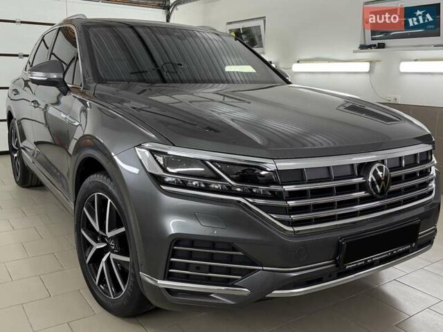 Сірий Фольксваген Туарег, об'ємом двигуна 2.97 л та пробігом 62 тис. км за 57950 $, фото 1 на Automoto.ua
