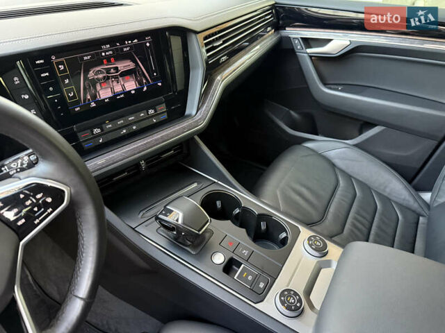 Серый Фольксваген Туарег, объемом двигателя 2.97 л и пробегом 125 тыс. км за 46800 $, фото 20 на Automoto.ua