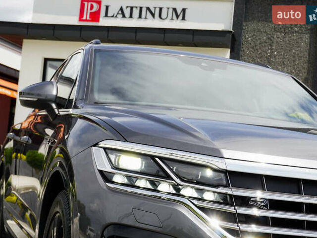 Серый Фольксваген Туарег, объемом двигателя 3 л и пробегом 160 тыс. км за 51500 $, фото 2 на Automoto.ua