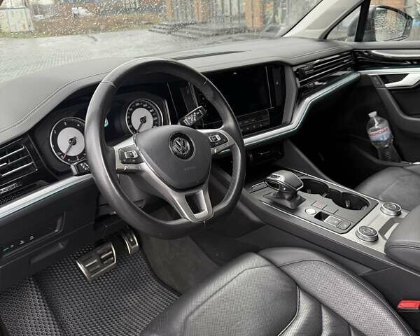 Серый Фольксваген Туарег, объемом двигателя 3.96 л и пробегом 185 тыс. км за 50100 $, фото 6 на Automoto.ua