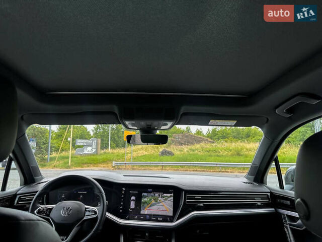 Серый Фольксваген Туарег, объемом двигателя 3 л и пробегом 160 тыс. км за 51500 $, фото 61 на Automoto.ua