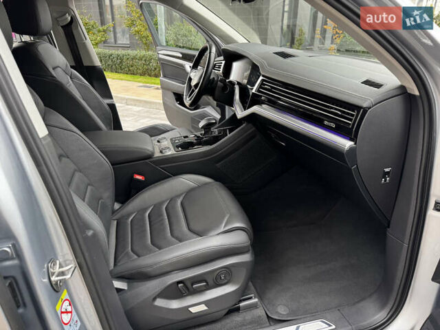 Фольксваген Туарег 2020 у Києві на Automoto.ua Сірий Фольксваген Туарег, об'ємом двигуна 3 л та пробігом 41 тис. км за 48700 $, фото 24 на Automoto.ua