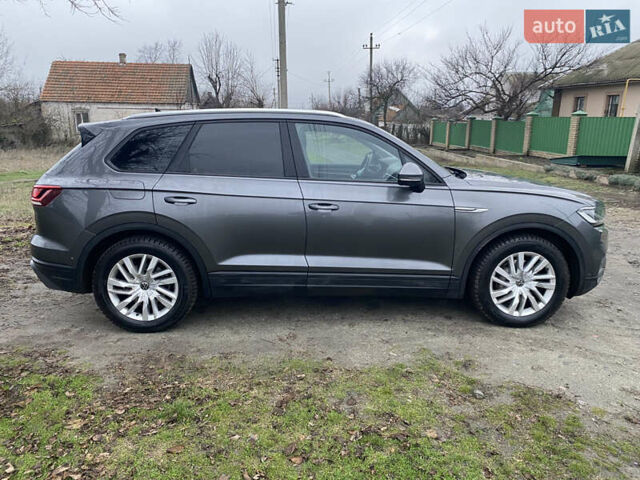 Серый Фольксваген Туарег, объемом двигателя 2.97 л и пробегом 180 тыс. км за 38000 $, фото 4 на Automoto.ua