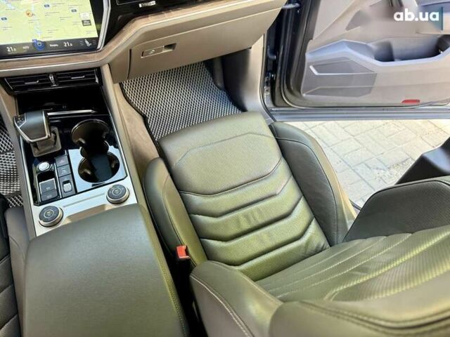 Сірий Фольксваген Туарег, об'ємом двигуна 3 л та пробігом 100 тис. км за 49500 $, фото 29 на Automoto.ua