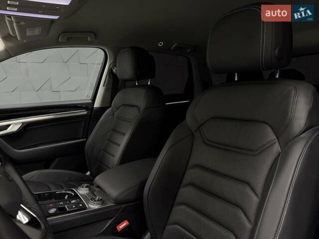 Серый Фольксваген Туарег, объемом двигателя 2.97 л и пробегом 53 тыс. км за 57000 $, фото 37 на Automoto.ua