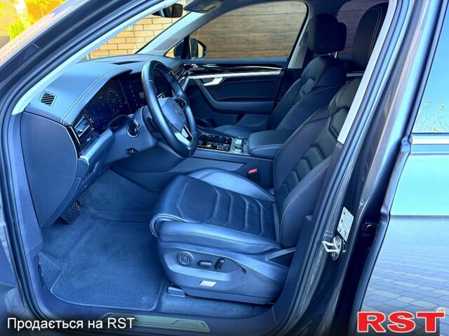 Сірий Фольксваген Туарег, об'ємом двигуна 3 л та пробігом 62 тис. км за 56999 $, фото 3 на Automoto.ua