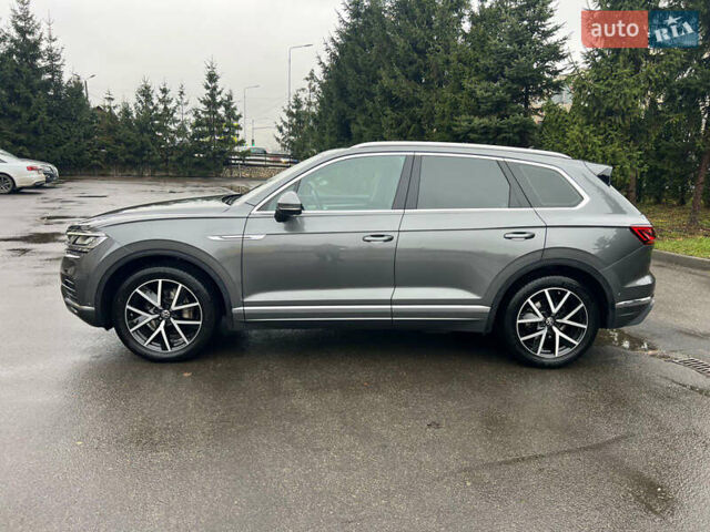 Серый Фольксваген Туарег, объемом двигателя 2.97 л и пробегом 120 тыс. км за 52500 $, фото 2 на Automoto.ua