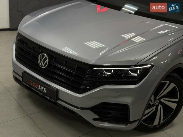 Серый Фольксваген Туарег, объемом двигателя 2.97 л и пробегом 53 тыс. км за 57000 $, фото 4 на Automoto.ua