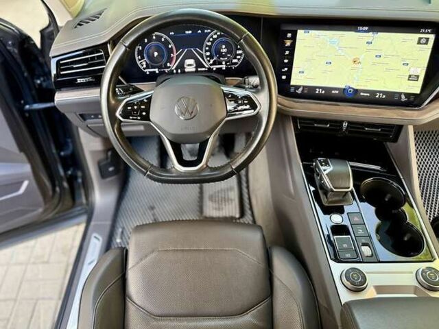 Сірий Фольксваген Туарег, об'ємом двигуна 3 л та пробігом 100 тис. км за 49500 $, фото 28 на Automoto.ua