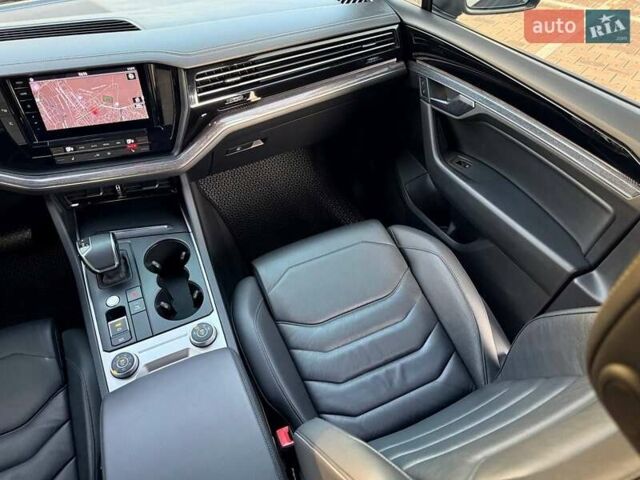 Серый Фольксваген Туарег, объемом двигателя 3 л и пробегом 115 тыс. км за 40500 $, фото 5 на Automoto.ua