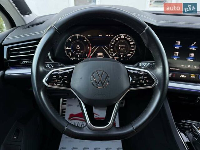 Серый Фольксваген Туарег, объемом двигателя 3 л и пробегом 135 тыс. км за 52999 $, фото 42 на Automoto.ua