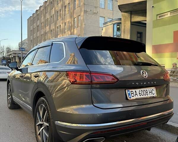 Серый Фольксваген Туарег, объемом двигателя 3.96 л и пробегом 185 тыс. км за 50100 $, фото 3 на Automoto.ua