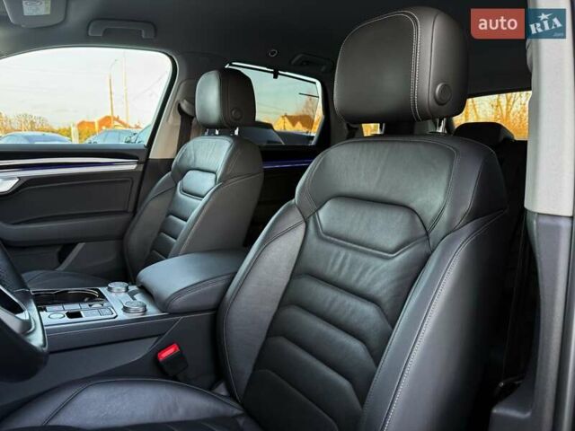 Серый Фольксваген Туарег, объемом двигателя 3 л и пробегом 135 тыс. км за 52999 $, фото 32 на Automoto.ua