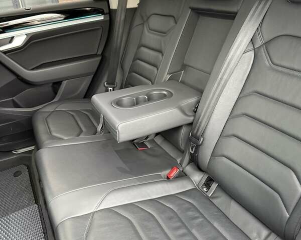 Серый Фольксваген Туарег, объемом двигателя 3.96 л и пробегом 185 тыс. км за 50100 $, фото 8 на Automoto.ua