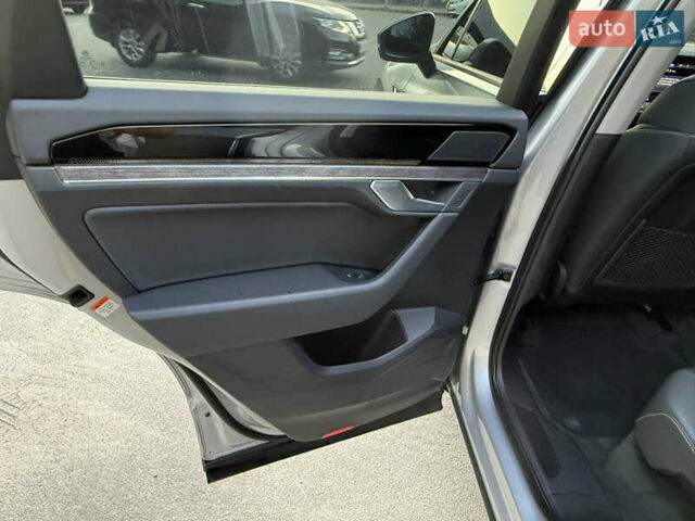 Серый Фольксваген Туарег, объемом двигателя 3 л и пробегом 56 тыс. км за 49000 $, фото 13 на Automoto.ua