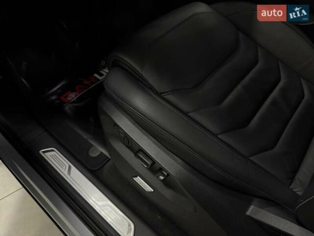 Серый Фольксваген Туарег, объемом двигателя 2.97 л и пробегом 53 тыс. км за 57000 $, фото 38 на Automoto.ua