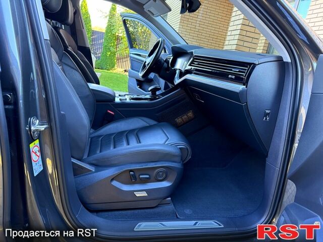 Сірий Фольксваген Туарег, об'ємом двигуна 3 л та пробігом 62 тис. км за 56999 $, фото 4 на Automoto.ua