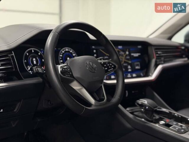 Серый Фольксваген Туарег, объемом двигателя 2.97 л и пробегом 53 тыс. км за 57000 $, фото 26 на Automoto.ua