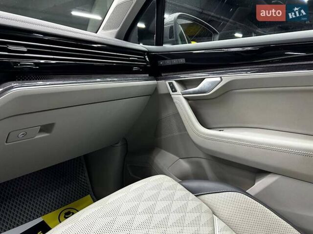 Фольксваген Туарег 2020 у Чернівцях на Automoto.ua Сірий Фольксваген Туарег, об'ємом двигуна 3 л та пробігом 90 тис. км за 50500 $, фото 15 на Automoto.ua