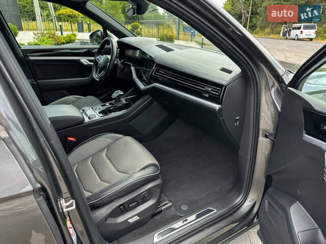 Серый Фольксваген Туарег, объемом двигателя 3 л и пробегом 160 тыс. км за 51500 $, фото 67 на Automoto.ua