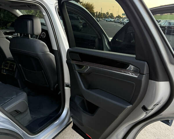 Серый Фольксваген Туарег, объемом двигателя 3 л и пробегом 56 тыс. км за 49000 $, фото 15 на Automoto.ua