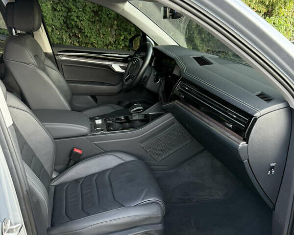 Серый Фольксваген Туарег, объемом двигателя 3 л и пробегом 56 тыс. км за 49000 $, фото 18 на Automoto.ua