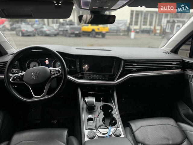 Серый Фольксваген Туарег, объемом двигателя 2.97 л и пробегом 147 тыс. км за 42999 $, фото 9 на Automoto.ua