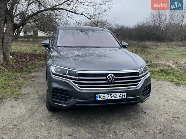 Серый Фольксваген Туарег, объемом двигателя 2.97 л и пробегом 180 тыс. км за 38000 $, фото 5 на Automoto.ua