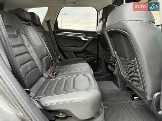 Сірий Фольксваген Туарег, об'ємом двигуна 2.97 л та пробігом 180 тис. км за 39500 $, фото 24 на Automoto.ua