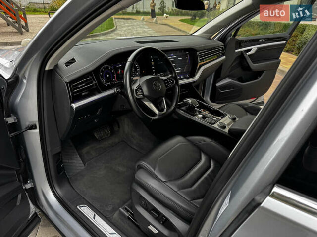 Фольксваген Туарег 2020 у Києві на Automoto.ua Сірий Фольксваген Туарег, об'ємом двигуна 3 л та пробігом 41 тис. км за 48700 $, фото 13 на Automoto.ua