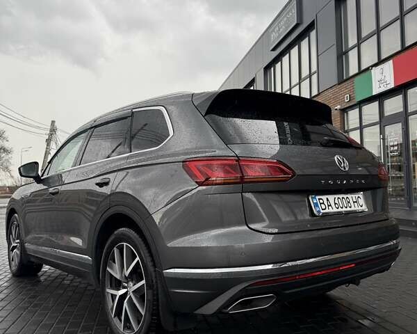 Серый Фольксваген Туарег, объемом двигателя 3.96 л и пробегом 185 тыс. км за 50100 $, фото 5 на Automoto.ua