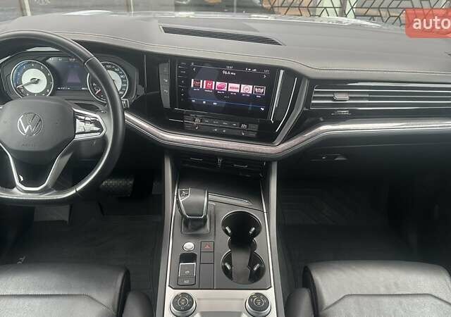 Сірий Фольксваген Туарег, об'ємом двигуна 3 л та пробігом 88 тис. км за 39726 $, фото 7 на Automoto.ua