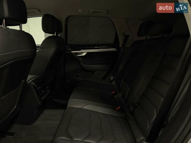 Серый Фольксваген Туарег, объемом двигателя 2.97 л и пробегом 53 тыс. км за 57000 $, фото 44 на Automoto.ua