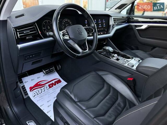 Серый Фольксваген Туарег, объемом двигателя 3 л и пробегом 135 тыс. км за 52999 $, фото 38 на Automoto.ua