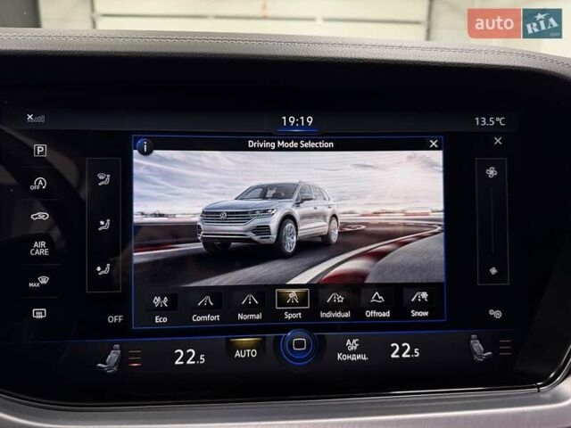 Серый Фольксваген Туарег, объемом двигателя 2.97 л и пробегом 53 тыс. км за 57000 $, фото 33 на Automoto.ua