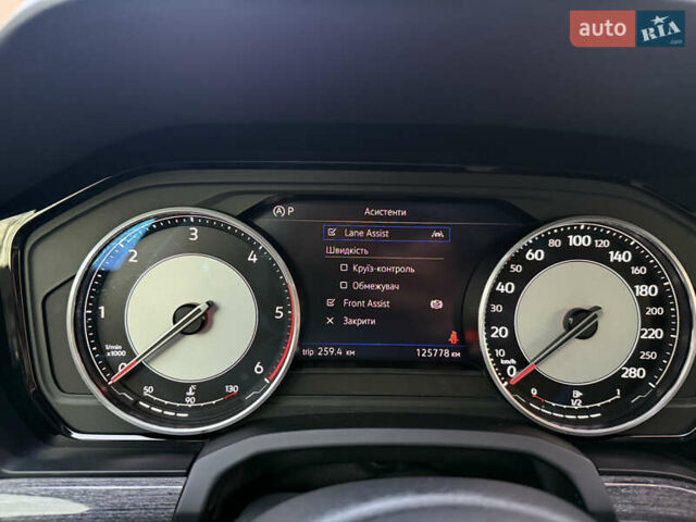 Серый Фольксваген Туарег, объемом двигателя 2.97 л и пробегом 125 тыс. км за 46800 $, фото 28 на Automoto.ua