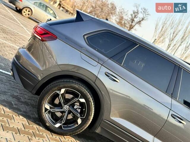 Серый Фольксваген Туарег, объемом двигателя 3 л и пробегом 115 тыс. км за 40500 $, фото 2 на Automoto.ua