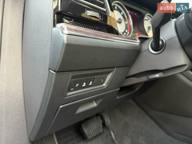 Серый Фольксваген Туарег, объемом двигателя 2.97 л и пробегом 125 тыс. км за 46800 $, фото 25 на Automoto.ua