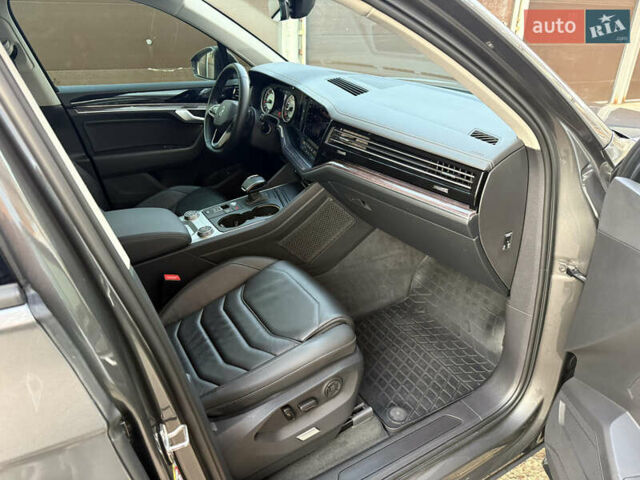 Серый Фольксваген Туарег, объемом двигателя 2.97 л и пробегом 125 тыс. км за 46800 $, фото 19 на Automoto.ua