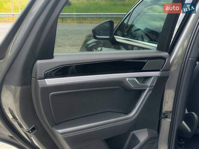 Серый Фольксваген Туарег, объемом двигателя 3 л и пробегом 160 тыс. км за 51500 $, фото 52 на Automoto.ua