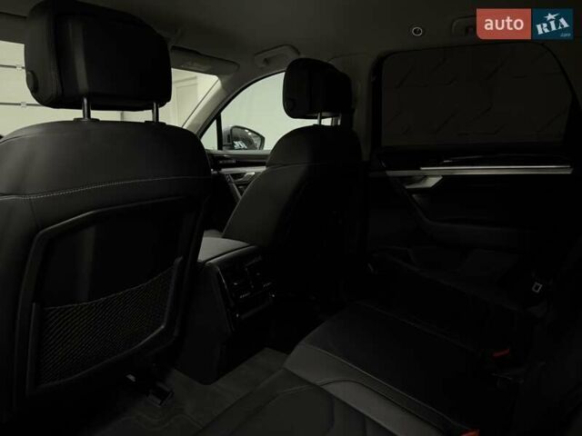 Серый Фольксваген Туарег, объемом двигателя 2.97 л и пробегом 53 тыс. км за 57000 $, фото 42 на Automoto.ua