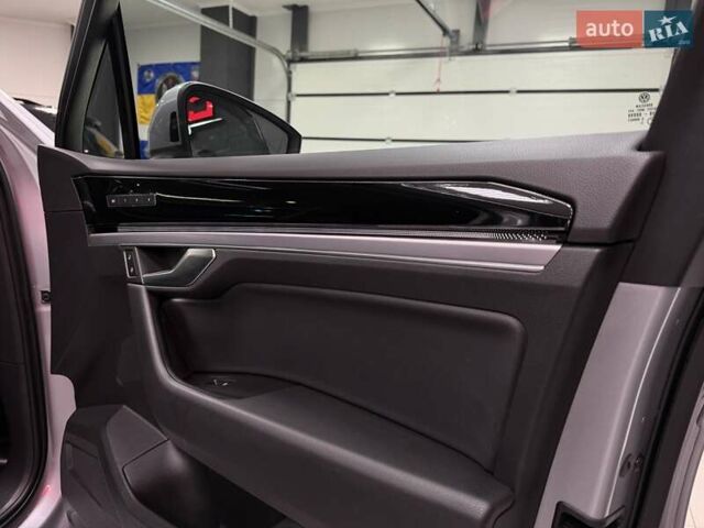 Серый Фольксваген Туарег, объемом двигателя 2.97 л и пробегом 53 тыс. км за 57000 $, фото 49 на Automoto.ua