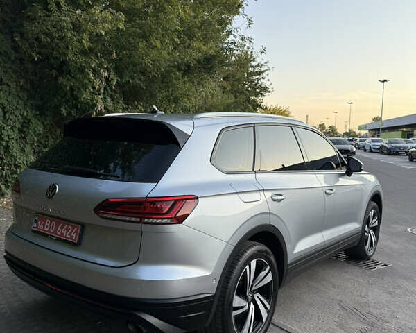 Серый Фольксваген Туарег, объемом двигателя 3 л и пробегом 56 тыс. км за 49000 $, фото 4 на Automoto.ua